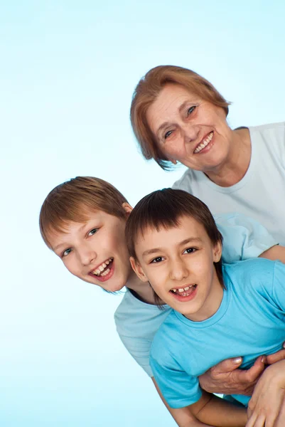 Gelukkig Kaukasische grootmoeder van twee jongens — Stockfoto