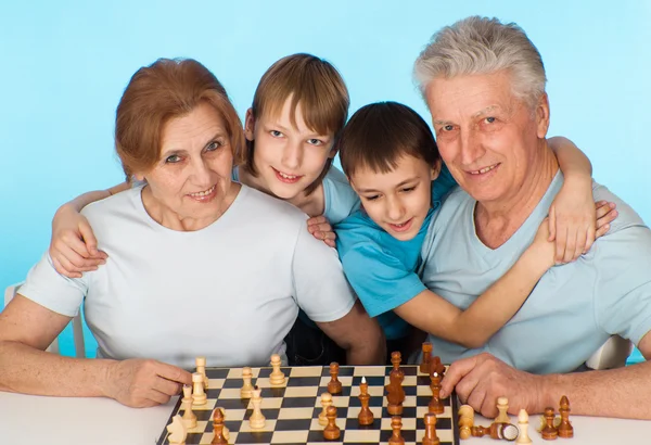 Happy Caucasian campaign of playing chess against — Stock Photo, Image