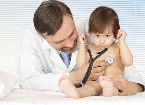 Um médico adulto caucasiano com uma menina de pé — Fotografia de Stock
