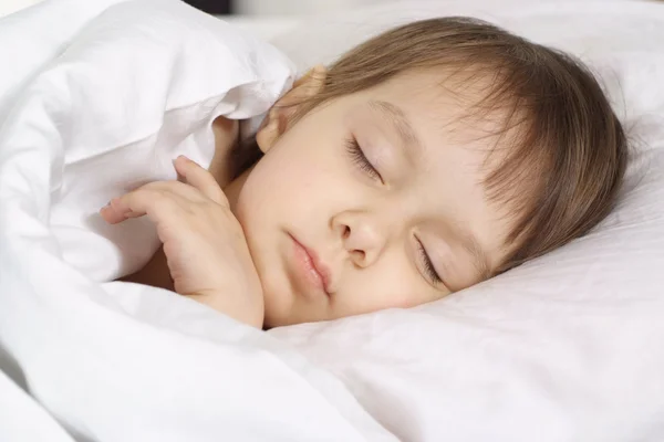Güzel, küçük bir bebek uyur — Stok fotoğraf