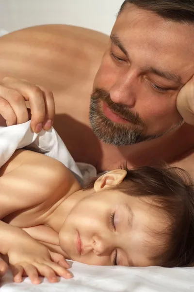 A beautiful adult Caucasian dad and daughter — Stock Photo, Image