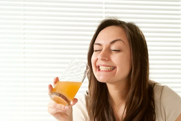 Young Caucasian female sitting in bed with juice — Stock Photo, Image