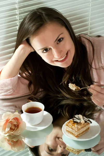 テーブルに座っている若い白人女性 — ストック写真