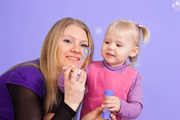 Pretty Caucasian mama with her daughter let the bubbles — Stock Photo, Image