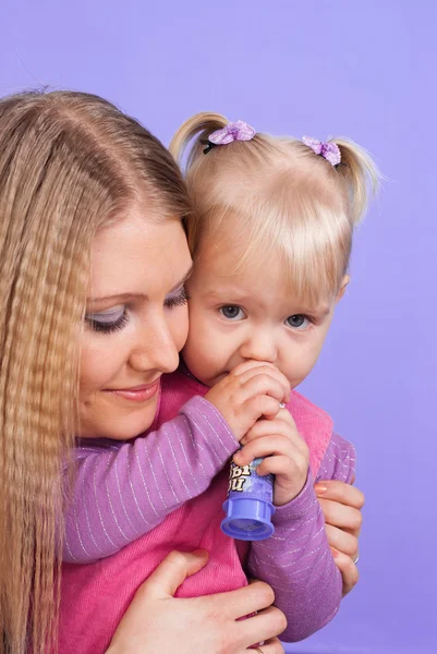 Bella mamma caucasica con sua figlia lasciare le bolle — Foto Stock