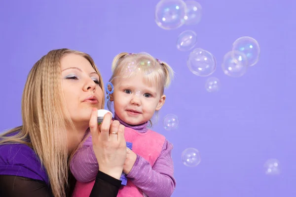 Kavkazská matka s dcerou nechat bubliny — Stock fotografie