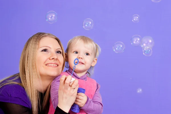 Bella mamma caucasica con sua figlia lasciare le bolle — Foto Stock