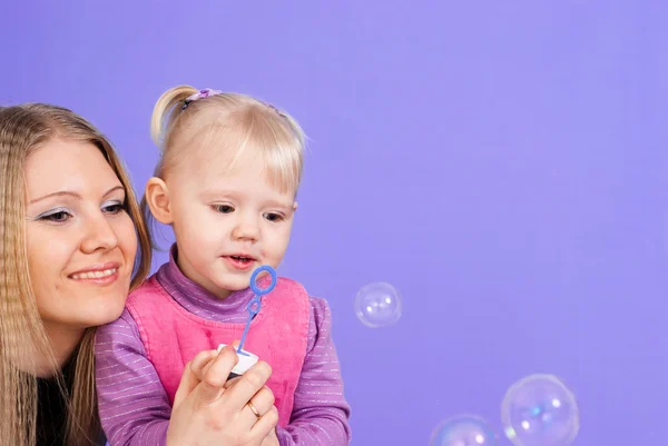Ganska kaukasiska mumie med dottern låt bubblorna — Stockfoto