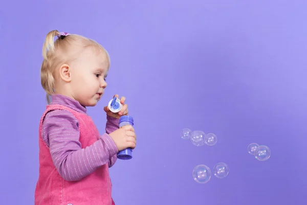 Malé okouzlující kavkazské šťastné batole hraje s bublinami — Stock fotografie