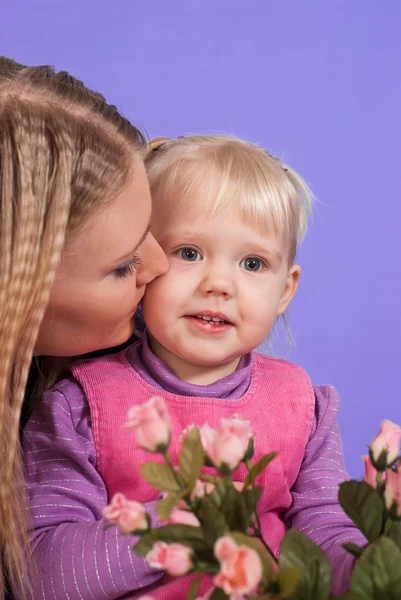 Pretty Caucasian mum and daughter with flowers — Stock Photo, Image