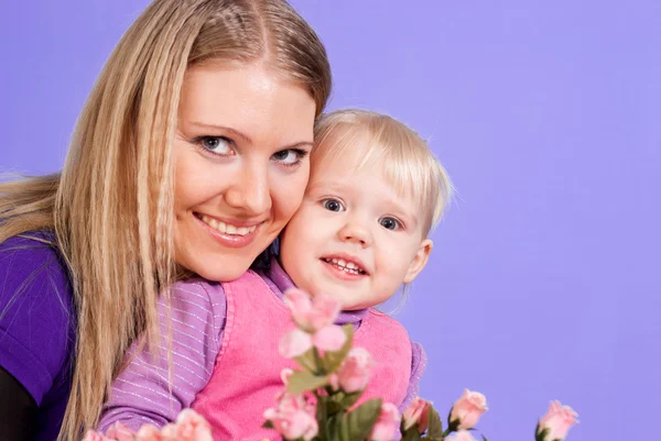 Pretty Caucasian mummy and daughter with flowers — Stock Photo, Image