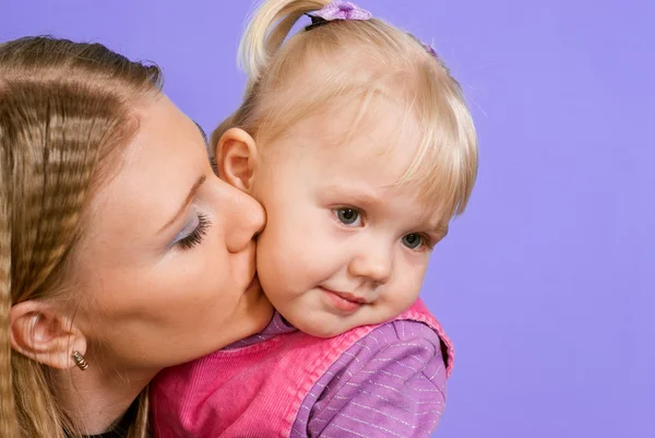 Pretty Caucasian mother and daughter — Stock Photo, Image