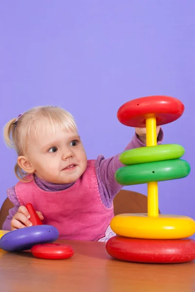 Un piccolo affascinante bambino caucasico gioca con il giocattolo — Foto Stock