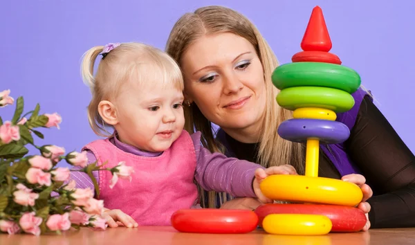 Vrij Kaukasische mama met haar dochter spelen met een piramide — Stockfoto