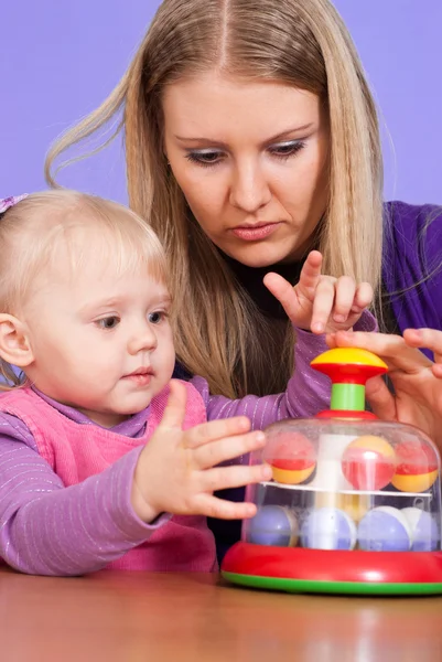 Dobra mama kaukaski z jej córka grać z zabawką — Zdjęcie stockowe