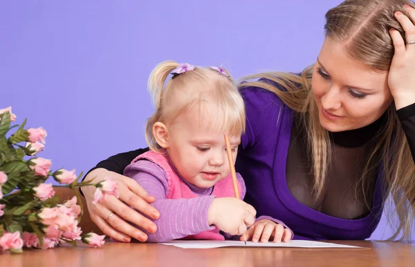 Happy Caucasian mom with her daughter play with a pencils — Stock Photo, Image