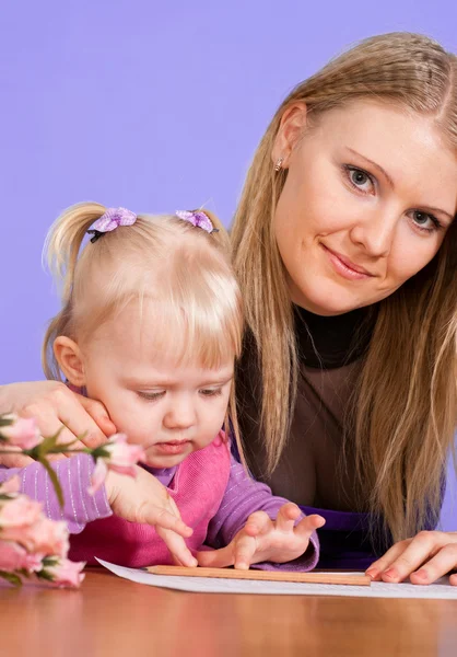 Happy Caucasian mother with her daughter play with a pencils — Stock Photo, Image