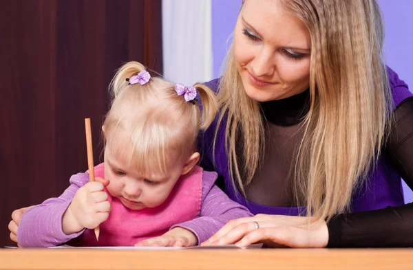 Happy Caucasian mum with her daughter play with a pencils — Stock Photo, Image