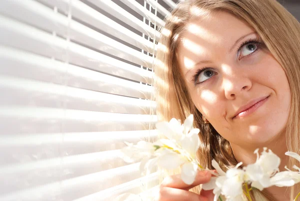 Schöne Frau, die morgens mit einem Blumenstrauß steht — Stockfoto