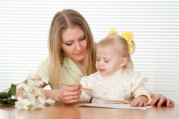 아름 다운 백인 어머니와 운 딸 테이블에 앉아 — 스톡 사진