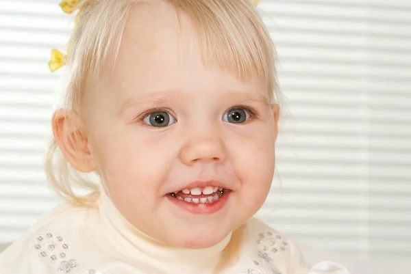 Küçük, sevimli, beyaz bir kız — Stok fotoğraf