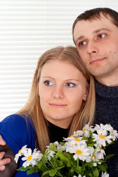Couple caucasien avec des stands de fleurs — Photo