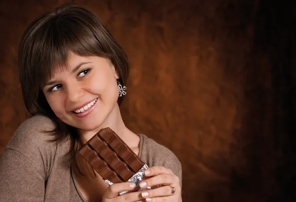 Cute brunette dengan coklat — Stok Foto