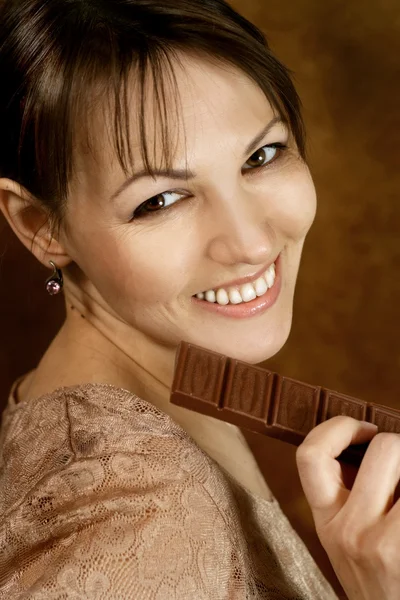 Mulher branca bonita com chocolate — Fotografia de Stock