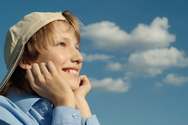 Piękny chłopiec kaukaski w czapce siedzi — Zdjęcie stockowe