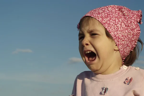 Красиві кавказьких плач дитини — стокове фото
