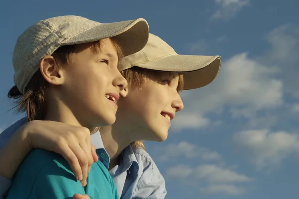 Due bellissimi fratelli seduti in berretto — Foto Stock