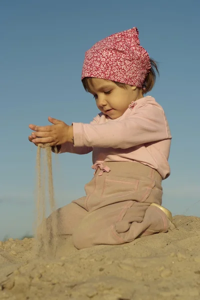 Молодой кавказский ребенок играет — стоковое фото