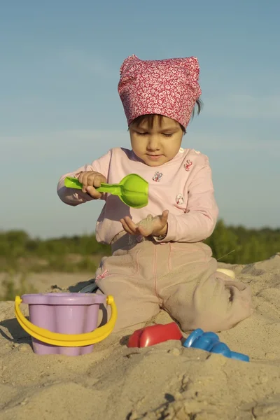 Ziemlich kaukasischen jungen Baby spielen — Stockfoto