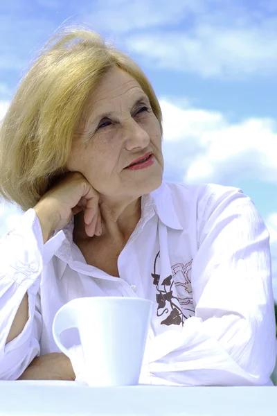 Ganska kaukasiska äldre kvinna — Stockfoto
