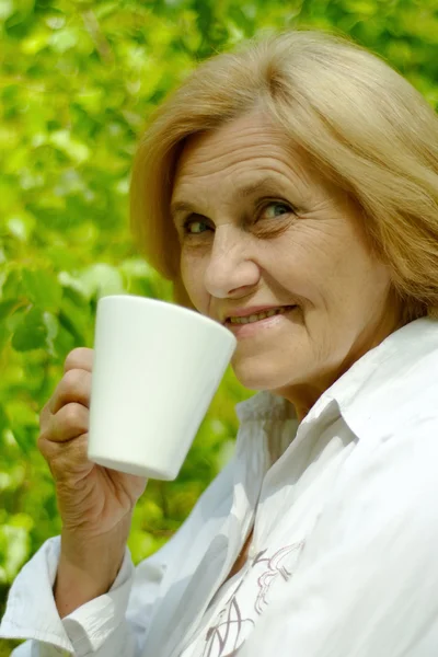 Bella donna anziana caucasica con una tazza — Foto Stock
