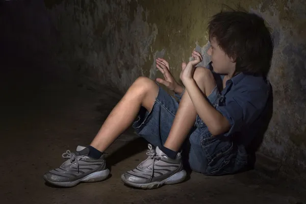 Caucásico chico deprimido sentado — Foto de Stock