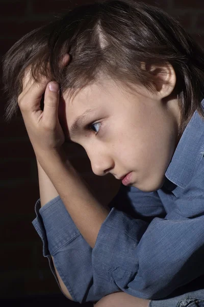 Кавказский ребенок расстроен сидя — стоковое фото
