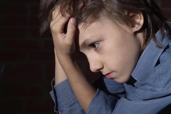 Кавказский ребенок расстроен сидя — стоковое фото