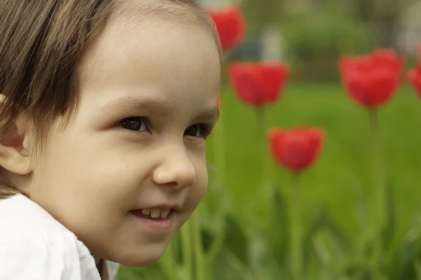 En vacker kaukasiska baby i blommor — Stockfoto