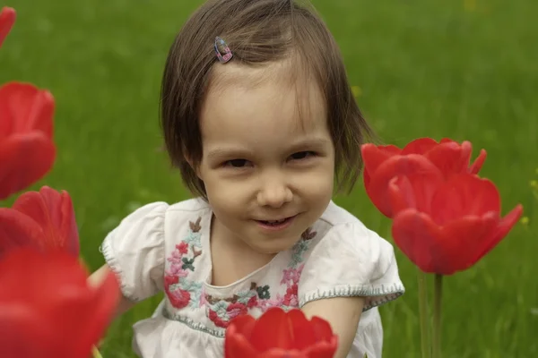 Ein hübsches kaukasisches Baby in Blumen — Stockfoto