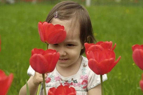 花の幸せな白人の赤ちゃん — ストック写真