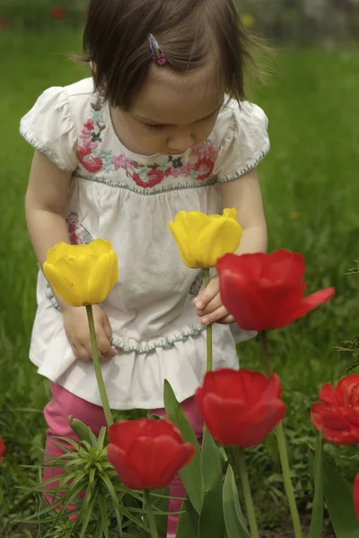 Um bebê caucasiano feliz em flores — Fotografia de Stock