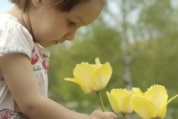 Un bon bébé caucasien en fleurs — Photo