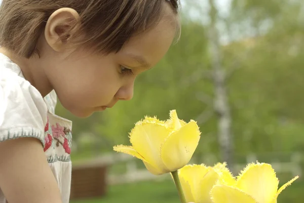 Un bon bébé caucasien en fleurs — Photo