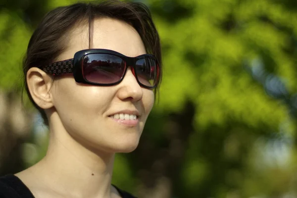 Krásná Kavkazský žena v brýlích — Stock fotografie