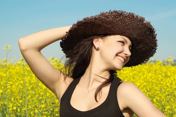Piękne kaukaski kobieta w kapeluszu leżącego — Zdjęcie stockowe