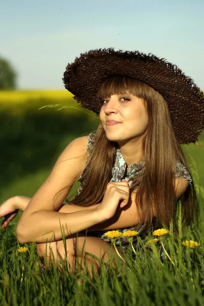 Schöne kaukasische Frau in einem Hut liegend — Stockfoto