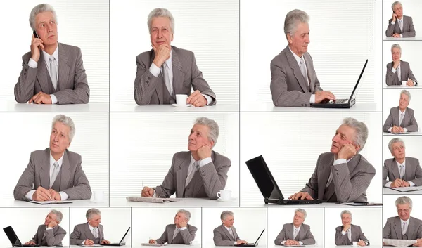 Biznesmen siedzi przy komputerze — Zdjęcie stockowe