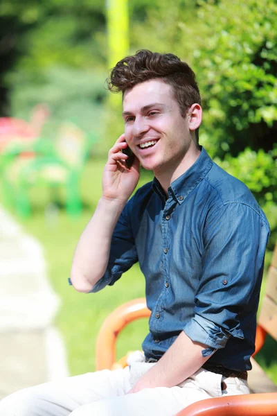 Szczęśliwy człowiek na telefon — Zdjęcie stockowe