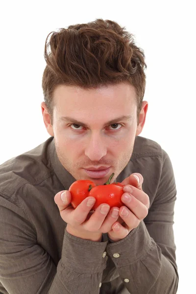 年轻人嗅到的西红柿 — 图库照片